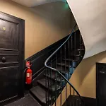 Eiffel Hostel *