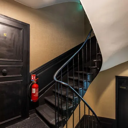 Eiffel Hostel *