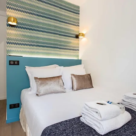 Eiffel Hostel *
