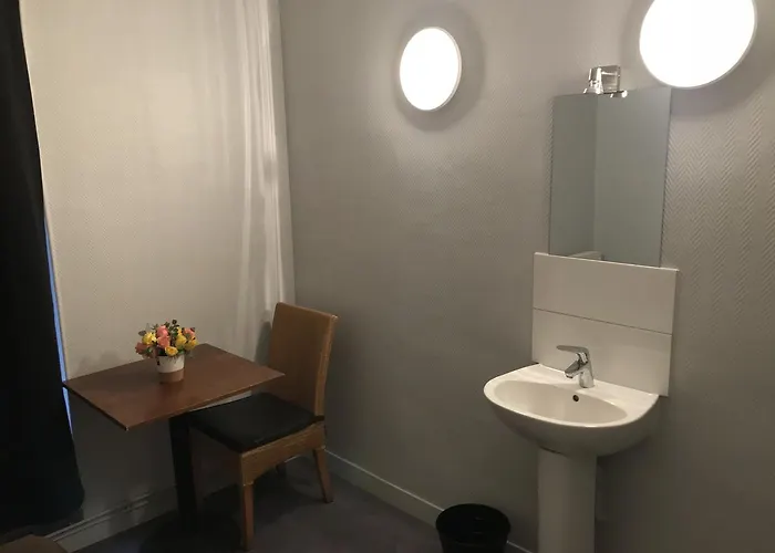 Eiffel Hostel *