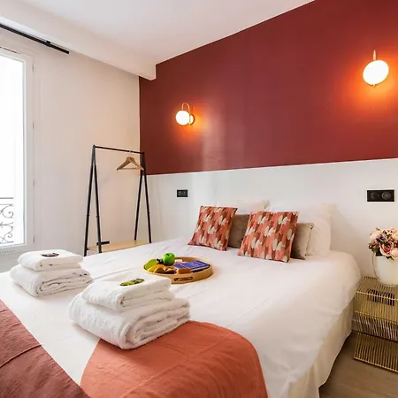 Eiffel Hostal