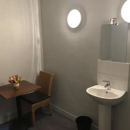 Eiffel Hostal *